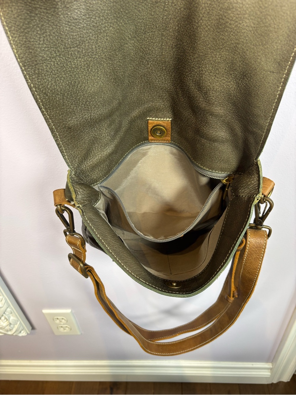 Vintage Roots Olive Green Leather Messenger Bag Purse with Tan Straps - Picture 8 of 10